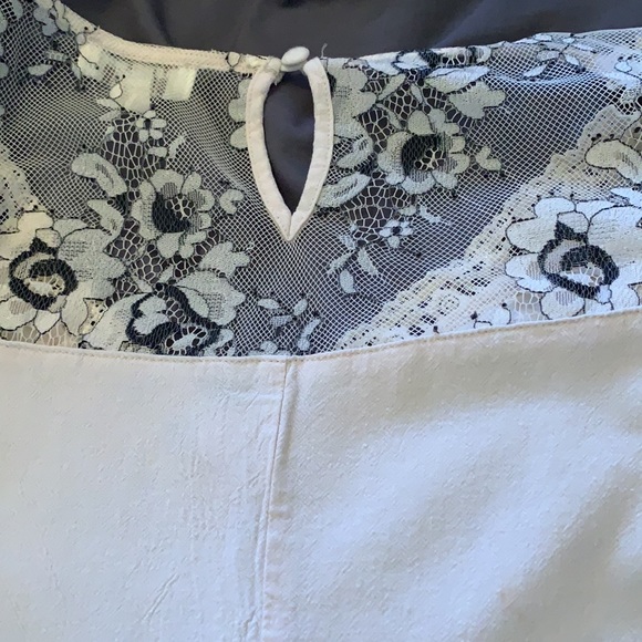 Cute short sleeve women’s top, size large (more like a medium). Lace sleeves - Picture 6 of 8